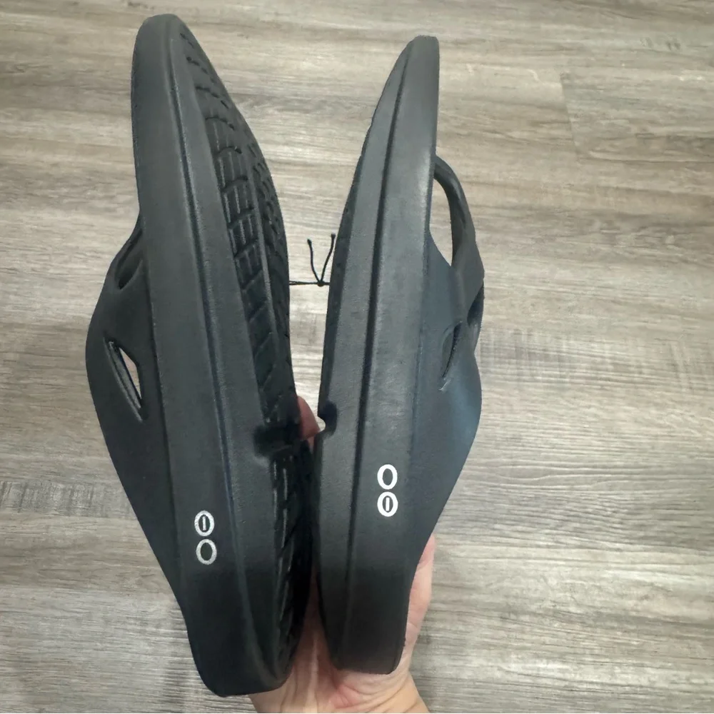 OOFOS OOriginal Black Recovery Comfort Thong Sandals